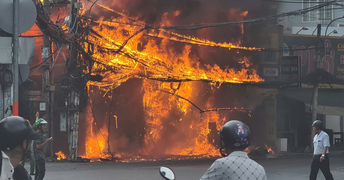 Cháy lớn cửa hàng bán đồ gỗ trên đường Đỗ Xuân Hợp