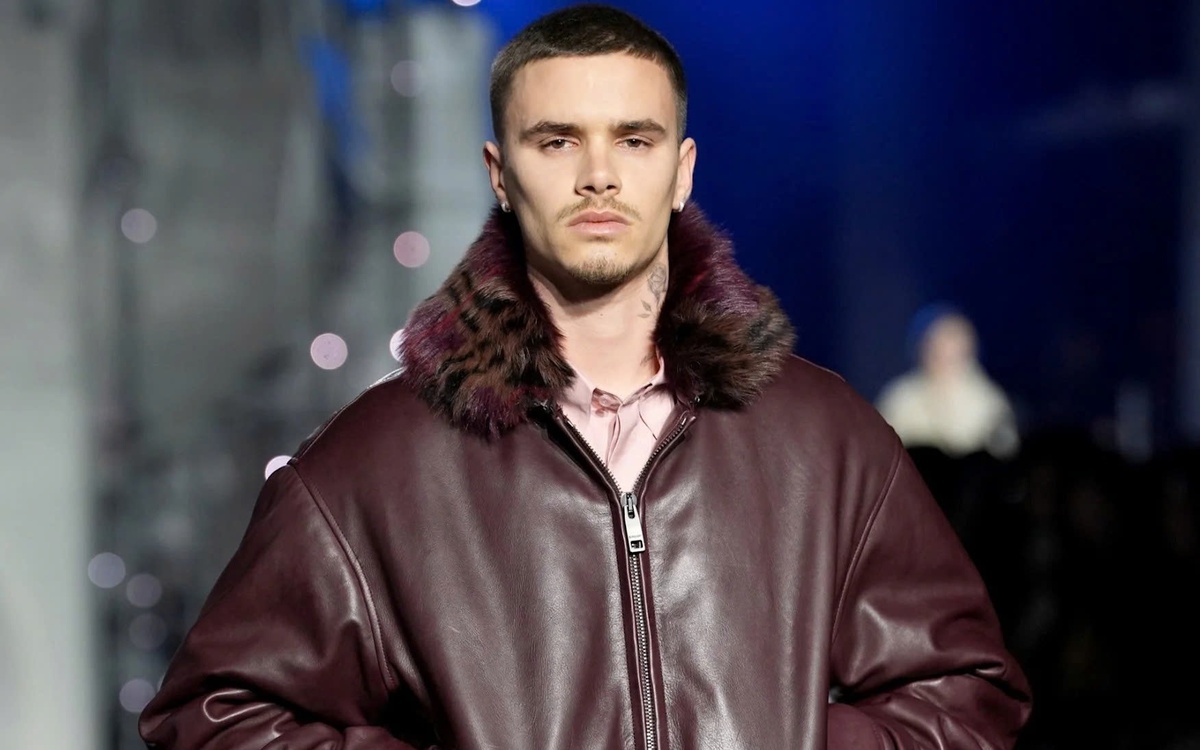 Romeo Beckham catwalk tại Tuần lễ thời trang London giữa lúc Brooklyn đoạn tuyệt gia đình