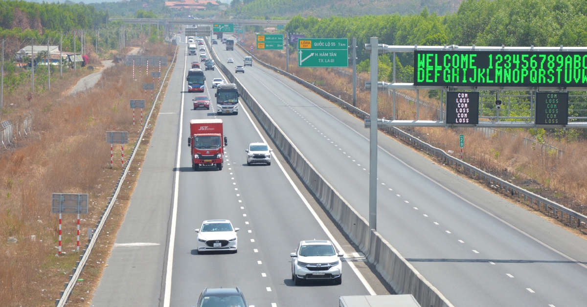 Xe trên cao tốc từ TP.HCM về miền Trung dịp Tết đông kỷ lục