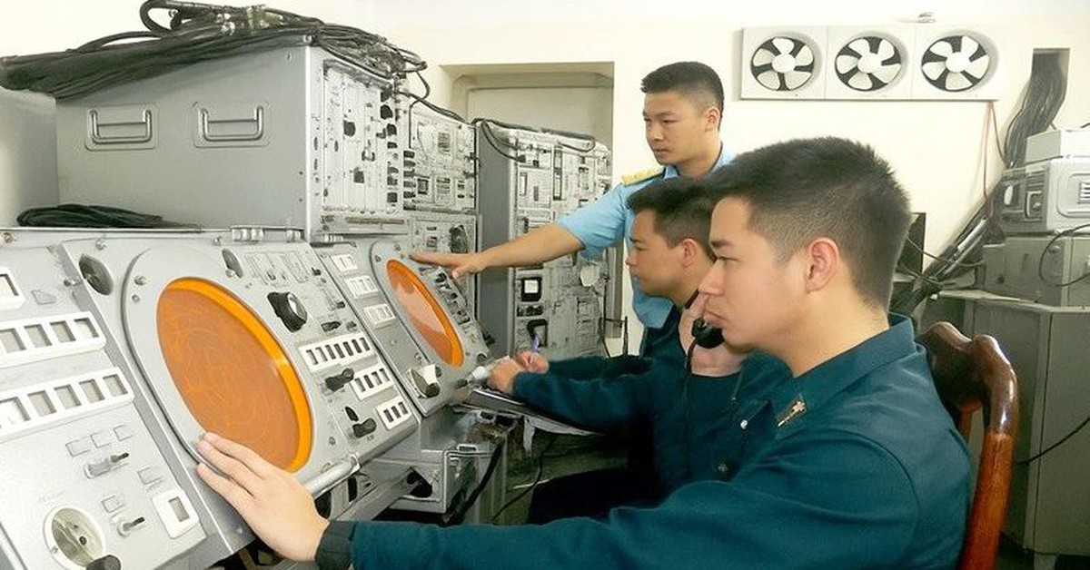 Lính canh trời đón Tết giữa trùng khơi