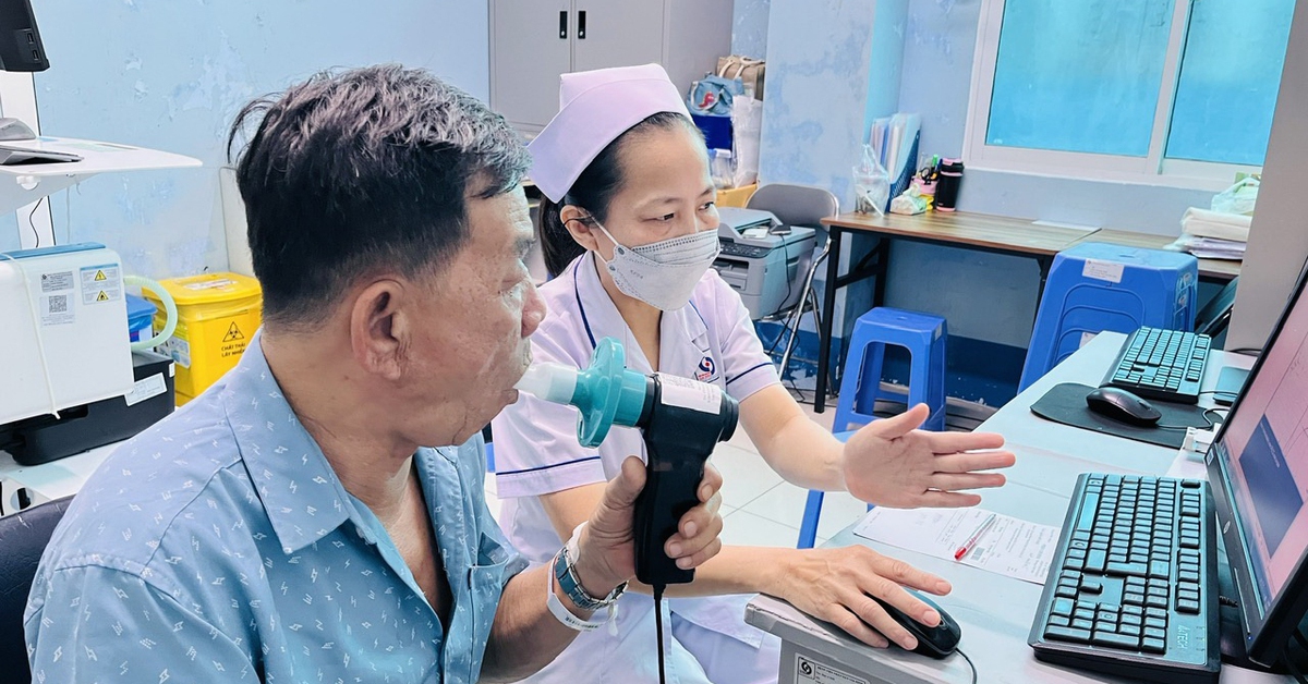 Người lặng lẽ đồng hành cùng hơi thở của bệnh nhân