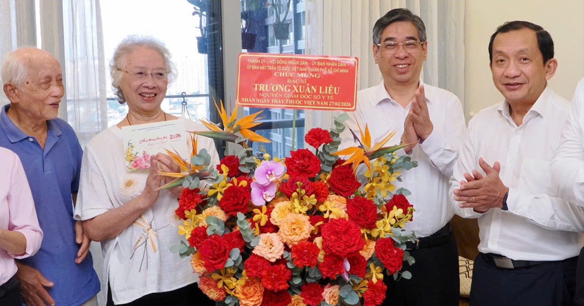 Lãnh đạo TP.HCM thăm, chúc mừng cán bộ y tế lão thành