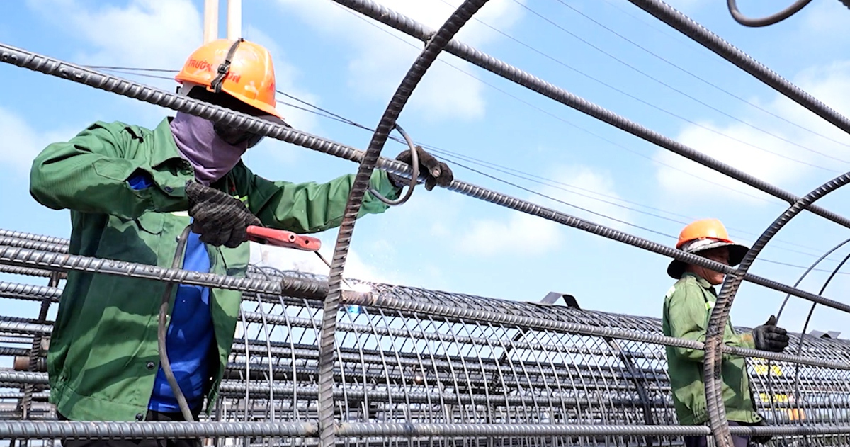 Cận cảnh công trường cao tốc về Đất Mũi và cầu ra đảo Hòn Khoai ở Cà Mau