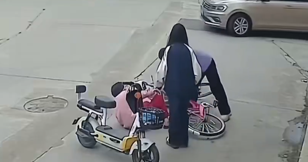 Video nữ sinh Trung Quốc giúp cụ bà ngã xe, lại bị đòi bồi thường hàng trăm triệu