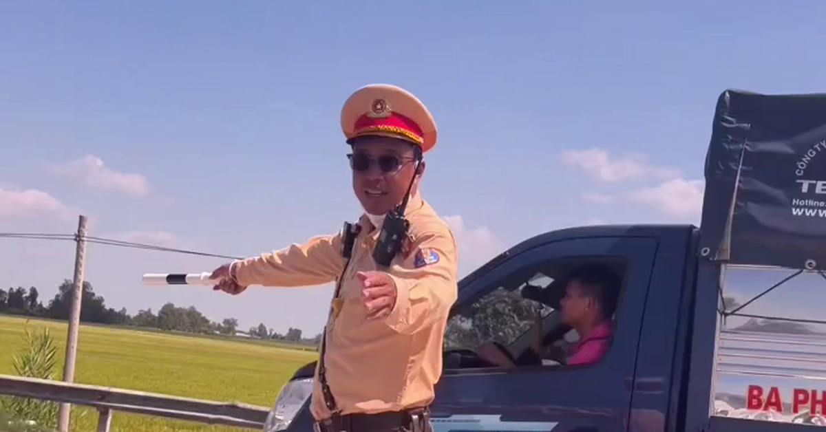 Mẹ quay cảnh cho vui tình cờ quay luôn CSGT Đồng Tháp chỉ đường cho dân 'thân thiện quá cưng'