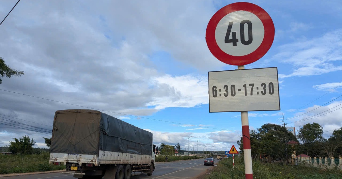 Biển hạn chế tốc độ dày đặc trên quốc lộ 19: Sở Xây dựng đôn đốc vì mãi chưa nhổ được