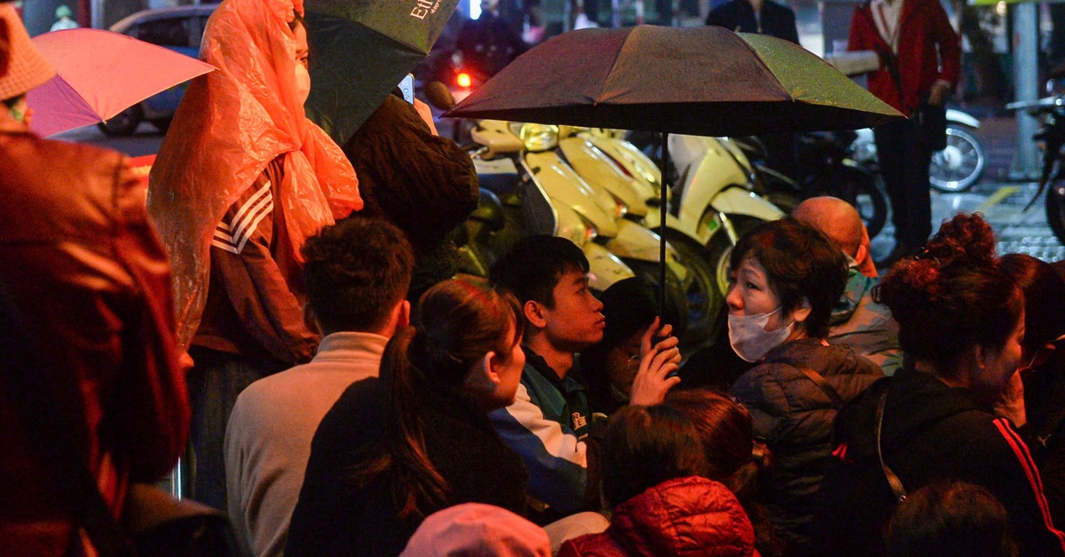 Sát ngày vía Thần Tài, người dân đội mưa xếp hàng từ rạng sáng chờ mua vàng