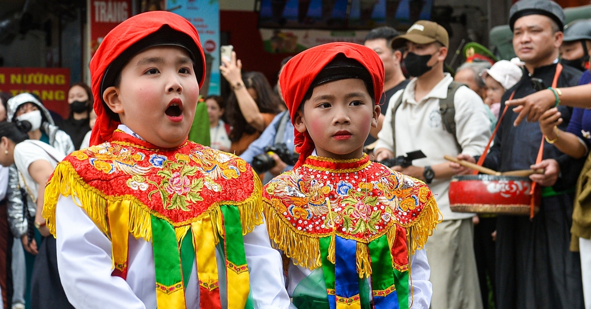 ‘Con đĩ đánh bồng’ gây sốt hội làng Triều Khúc