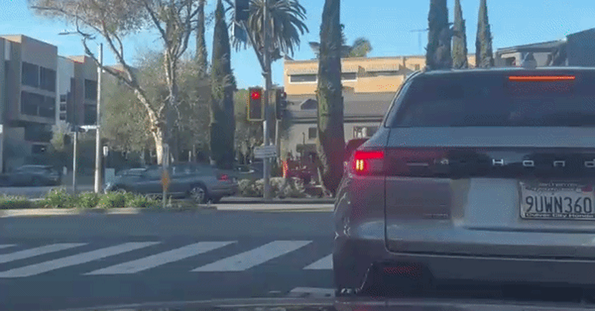 Đèn xanh 'nhanh nhất thế giới': Chỉ 3 giây đã đổi màu