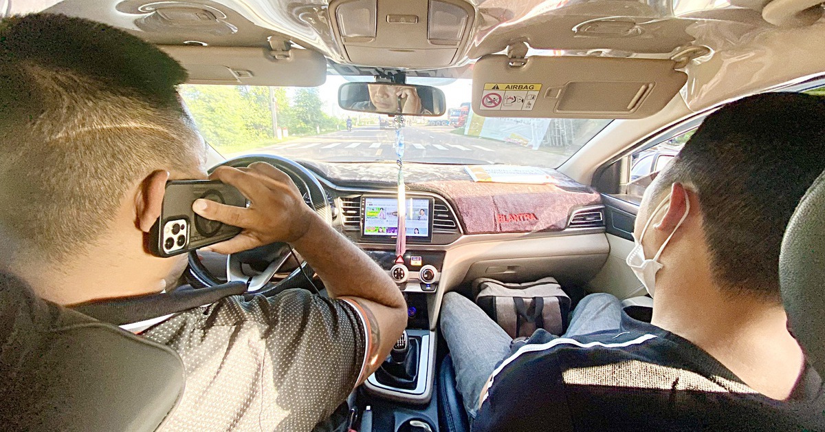 Đeo tai nghe điện thoại khi đang lái xe, đừng tưởng không bị phạt