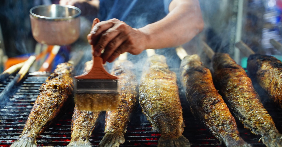 Đỏ lửa xuyên đêm nướng hàng ngàn cá lóc cho ngày vía Thần Tài