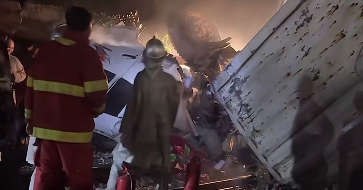 Tàu SE3 húc xe đầu kéo văng xa hàng chục mét giữa đêm mưa ở Hà Nội, tài xế mắc kẹt trong cabin