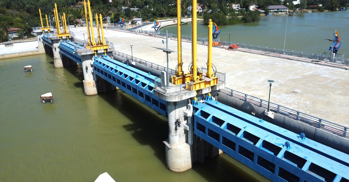 Thông tạm đường trên đập ngăn mặn sông Cái Nha Trang