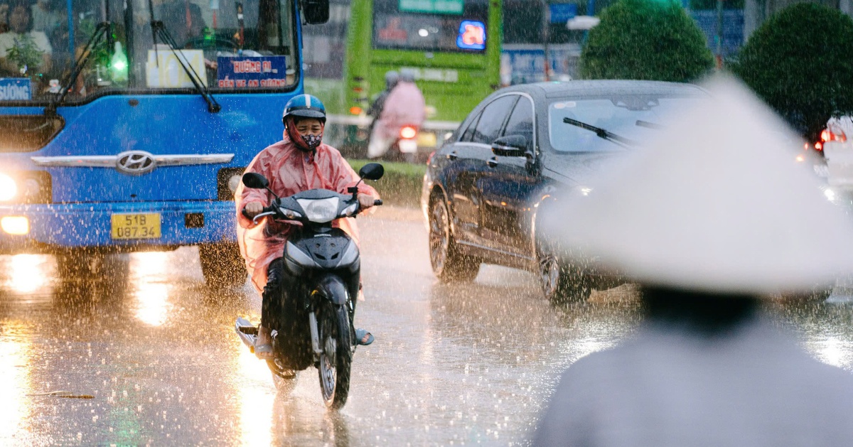 Mây dông từ biển vào, Nam Bộ và TP.HCM sắp có đợt mưa trái mùa trên diện rộng