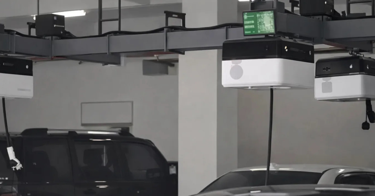 'Tụ điện' chạy trên trần nhà tự tìm đến xe điện để sạc