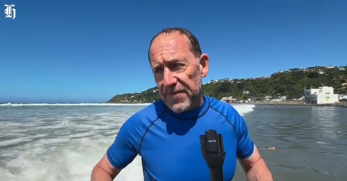 Dân bức xúc 'biển đầy nước thải', Thị trưởng Wellington xuống bơi để trấn an