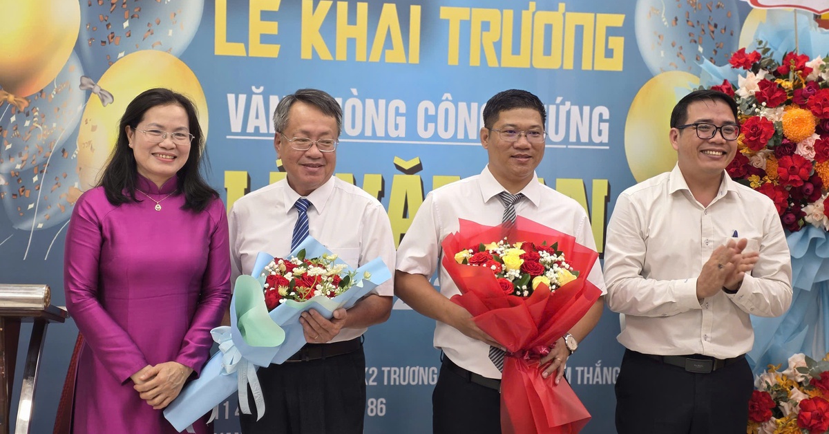 Giám đốc Sở Tư pháp trao quyết định chuyển đổi Văn phòng công chứng đầu tiên tại TP.HCM