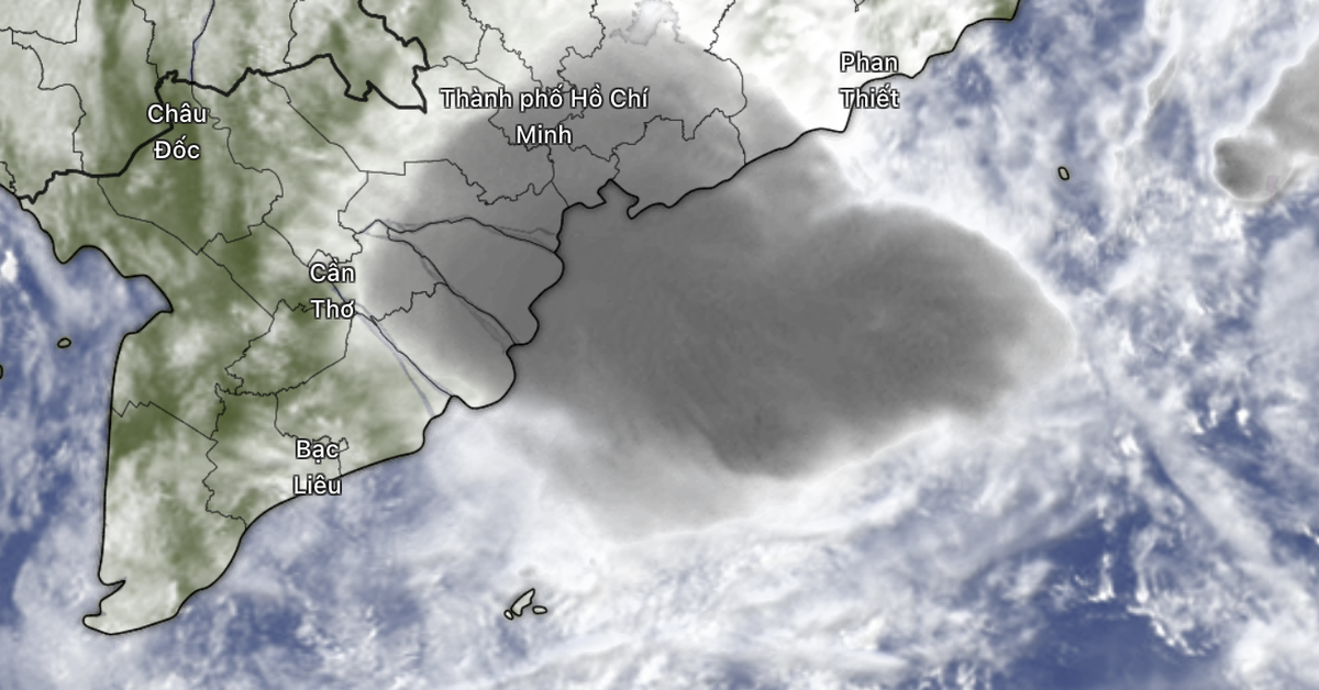 Mây dông đang kéo vào, trung tâm TP.HCM mưa trái mùa, chiều tối mưa nhiều hơn