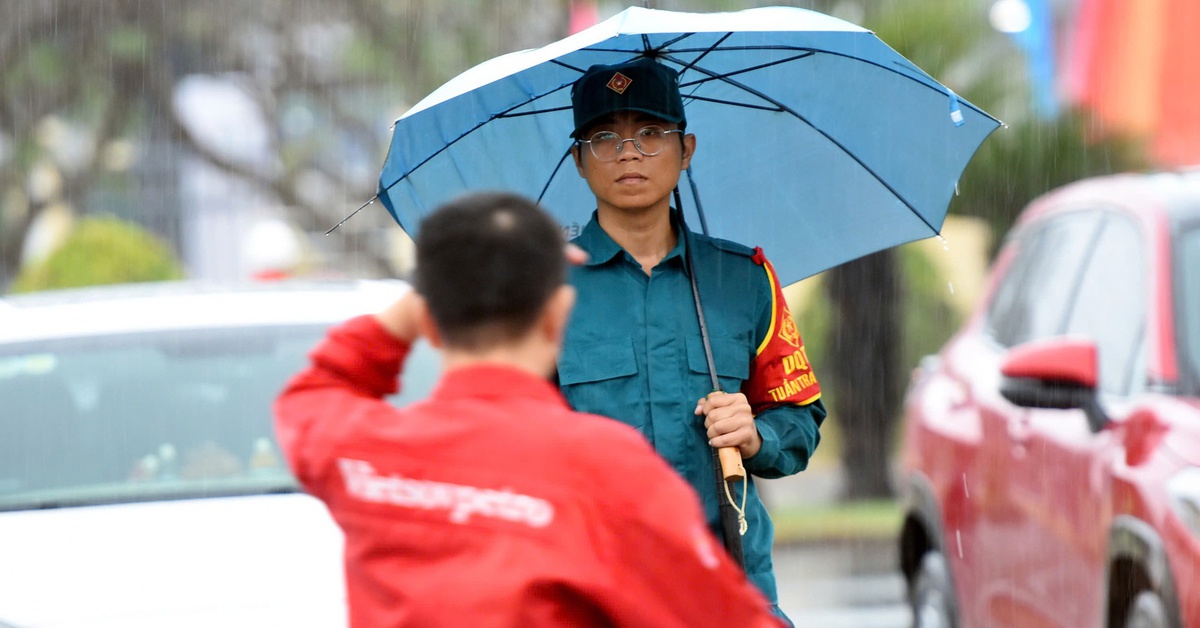 Nhiều cử tri tại TP.HCM đi bầu cử sớm trong mưa