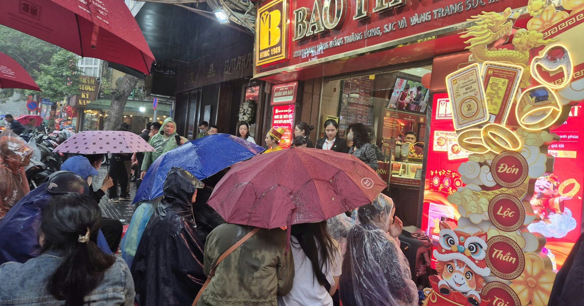 Đội mưa đi mua vàng ngày vía Thần tài