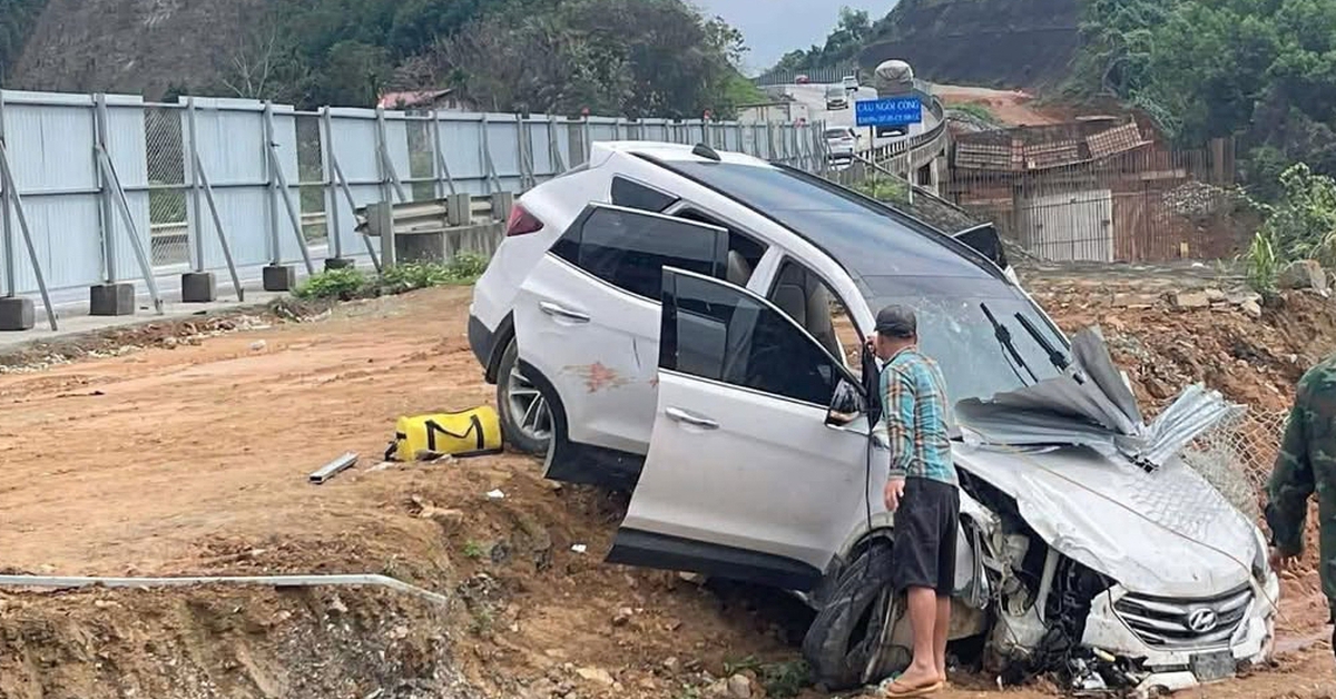 Ô tô lao vào rào chắn thi công trên cao tốc, người ngồi ghế phụ bị thanh sắt đâm xuyên người