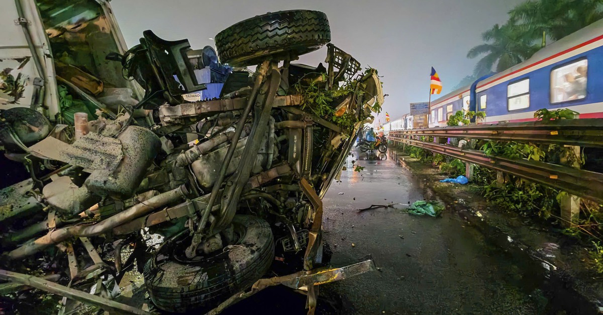 Tàu hỏa húc văng xe đầu kéo hàng chục mét: 'Xe đầu kéo cố vượt qua đường ngang dù đã có báo hiệu'