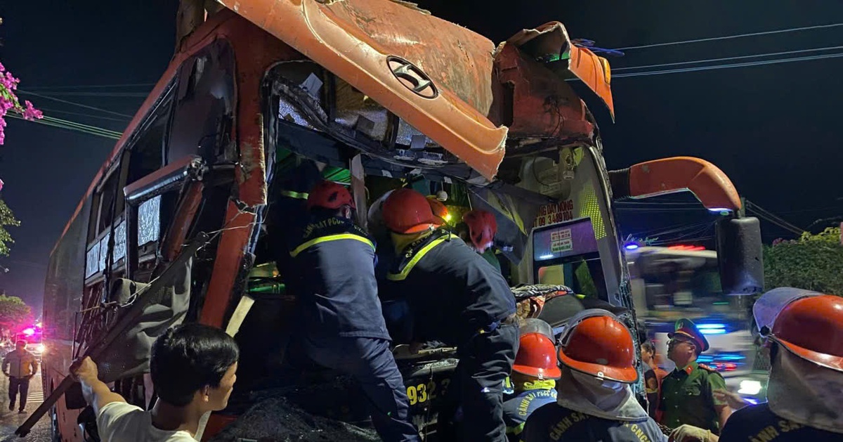 Giải cứu tài xế xe khách mắc kẹt trong cabin sau khi tông đuôi xe đầu kéo