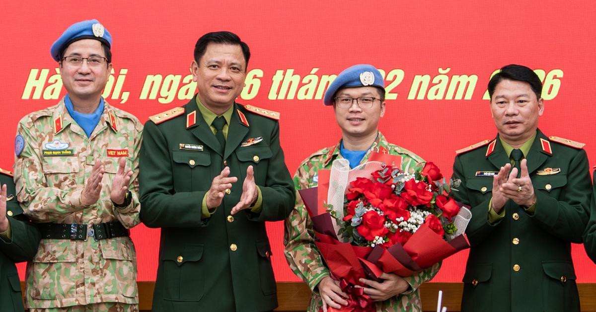 Trao quyết định của Chủ tịch nước cho sĩ quan đi thực hiện nhiệm vụ gìn giữ hòa bình Liên hợp quốc