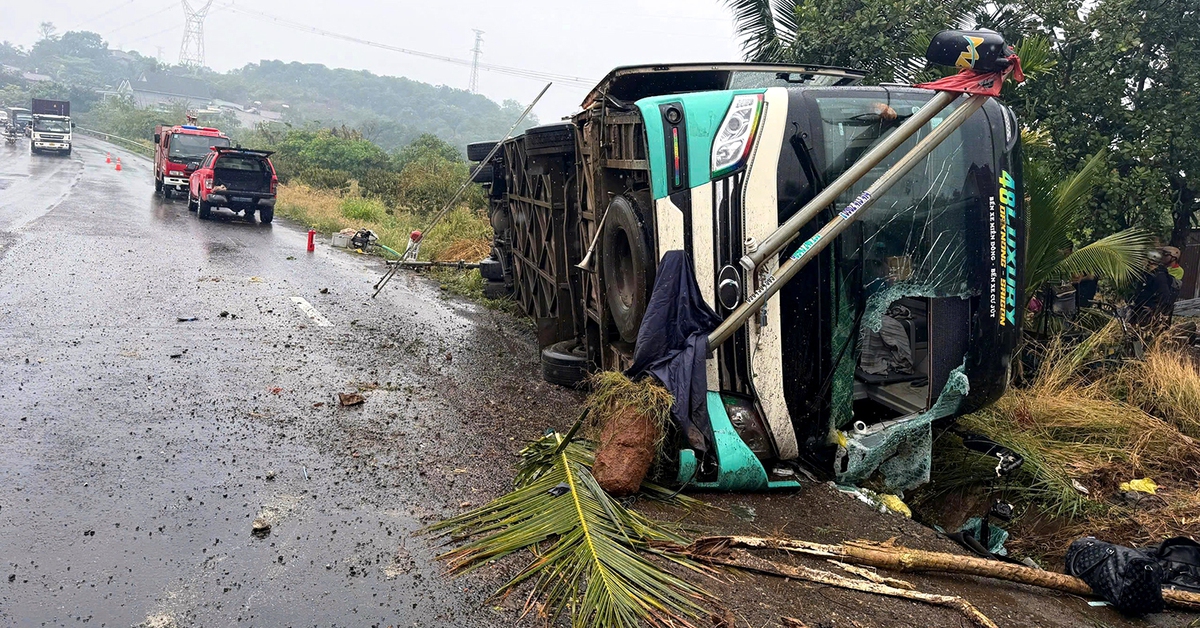 Xe khách lật ngang trên quốc lộ 14, một người tử vong