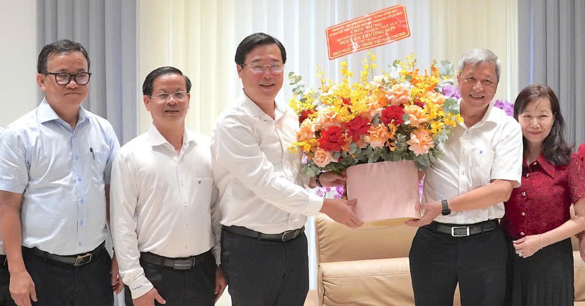 Lãnh đạo TP.HCM thăm các cán bộ lão thành ngành y tế nhân ngày 27-2