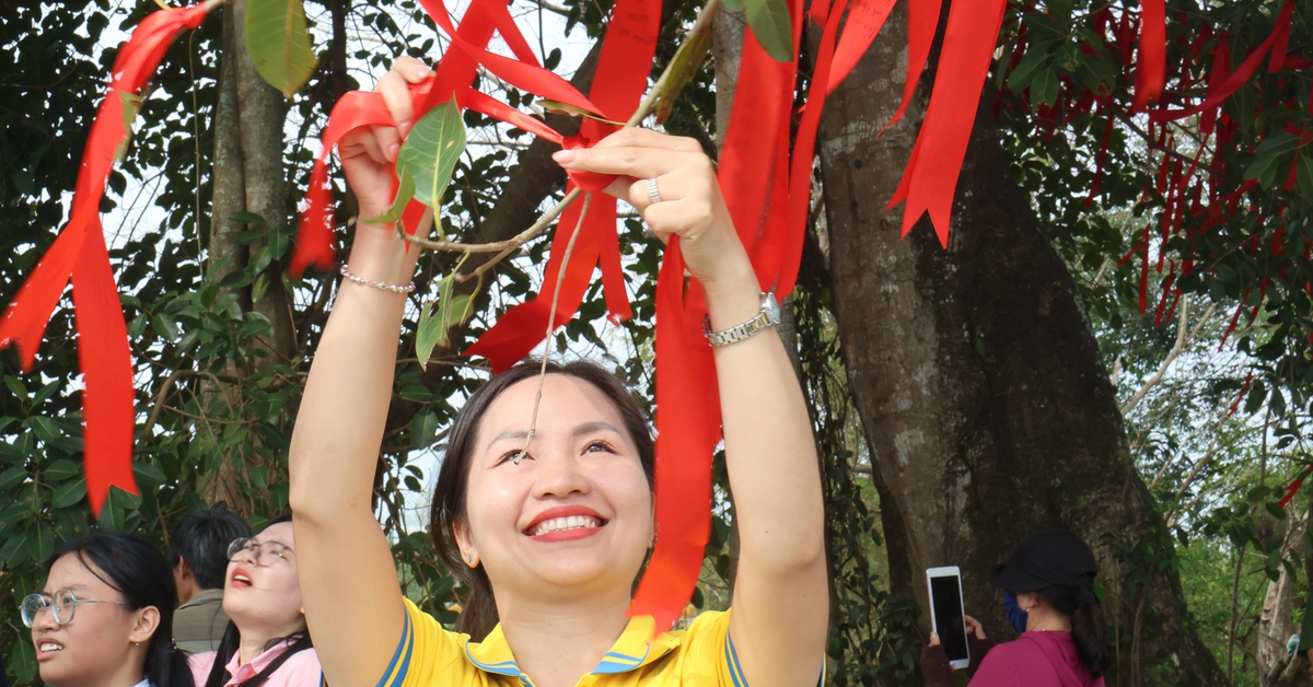 Trẩy hội đình làng Hương Trà, gửi gắm ước nguyện tốt đẹp đầu năm lên cây nguyện ước