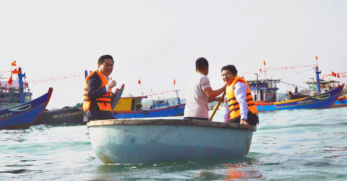 Chủ tịch UBND tỉnh Quảng Ngãi đi thúng ra biển chúc Tết, ngư dân phấn khởi