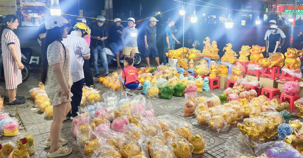 Heo đất bán chạy ngày vía Thần Tài, người dân 'nuôi heo' để sắm vàng