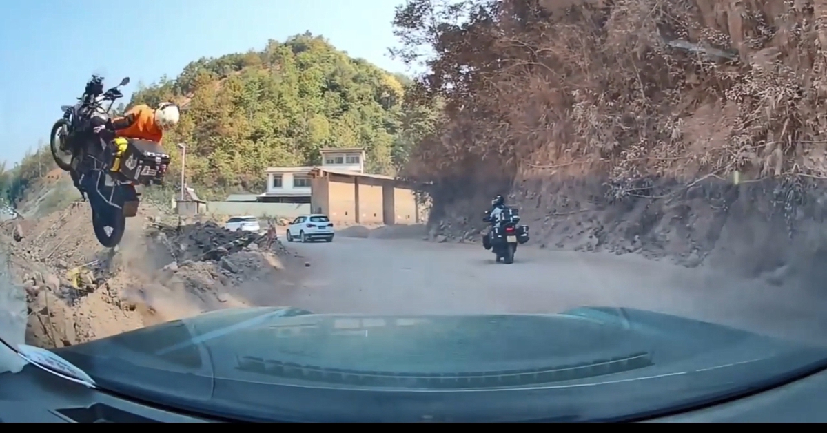 Thót tim biker vít ga 'khó đỡ' giữa đường đèo hẹp, lao thẳng mô tô xuống vực sâu