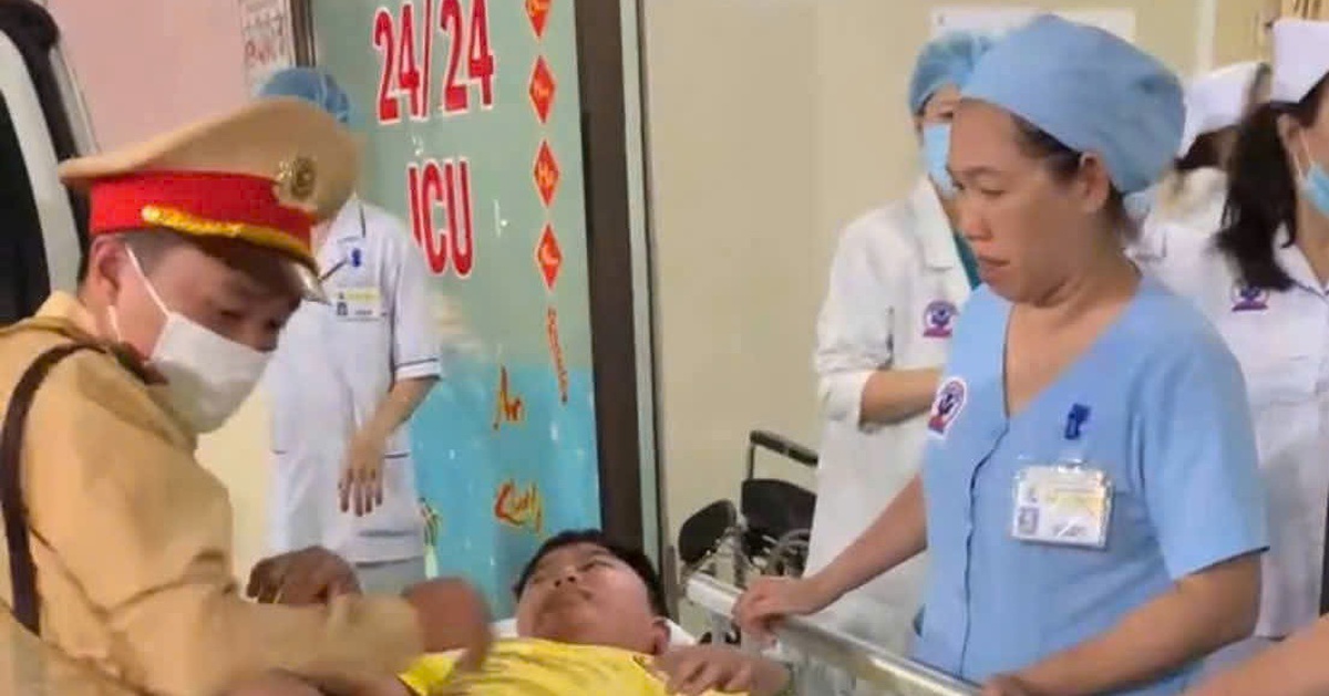 CSGT dùng xe đặc chủng mở đường đưa bé trai 12 tuổi ngã từ trên cây đi cấp cứu