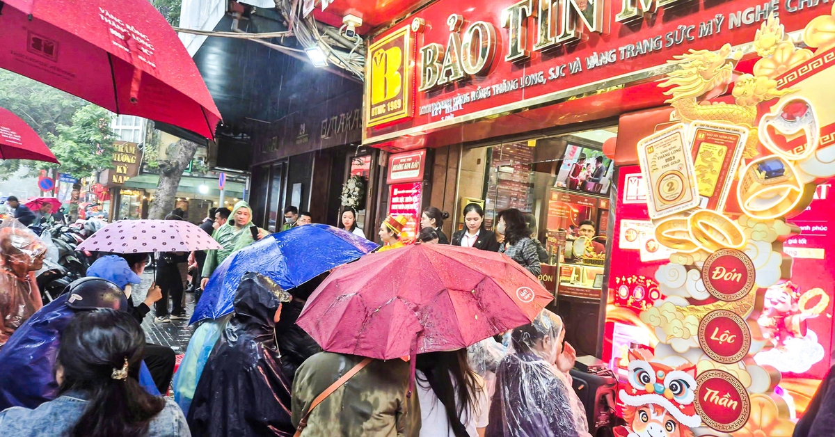 Đội mưa đi mua vàng ngày vía Thần Tài