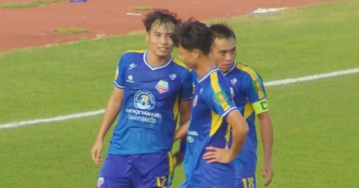 Thi đấu với 10 người, Đại Học Văn Hiến vẫn đánh bại CLB Long An