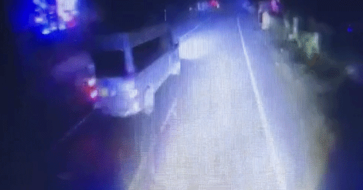 Xe 16 chỗ nát đầu sau cú tông xe giường nằm, 1 người chết, 5 nạn nhân cấp cứu