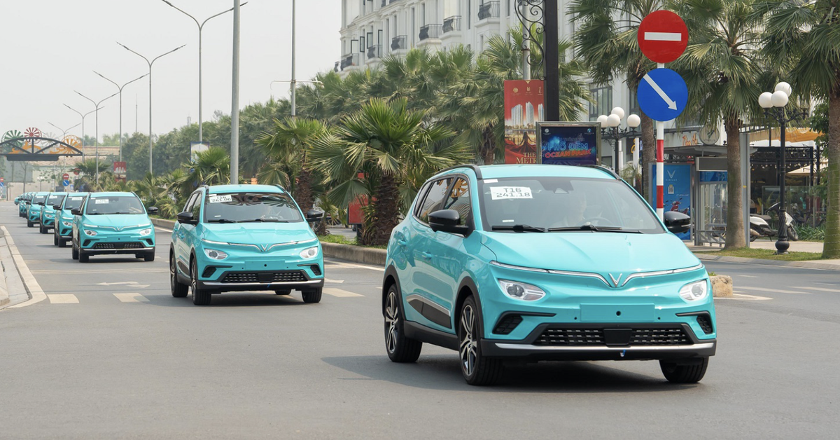 Toàn bộ taxi chạy xăng, dầu ở Hà Nội phải chuyển sang sử dụng điện, năng lượng xanh vào 2030