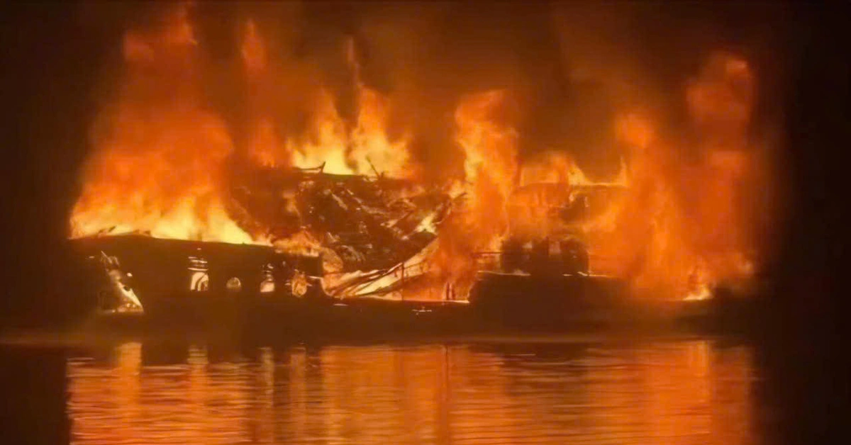 Cháy tàu du lịch chở 41 khách và thuyền viên trên vịnh Hạ Long