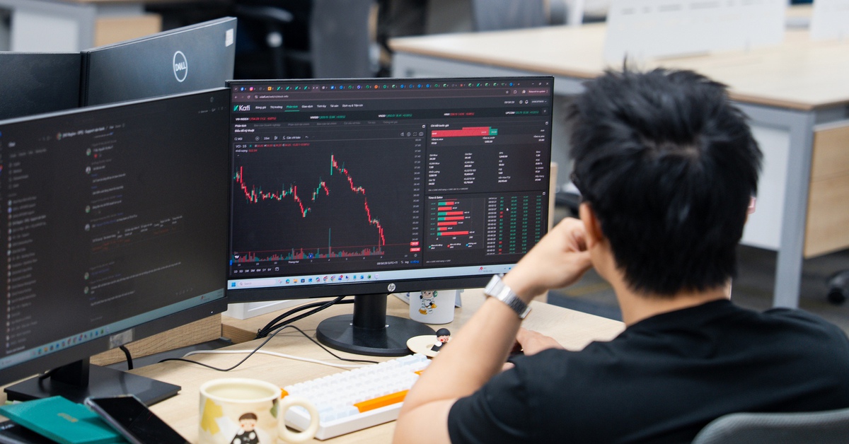 Bị 'xả' mạnh giữa phiên, VN-Index vẫn ngược dòng giữ mốc 1.880 điểm