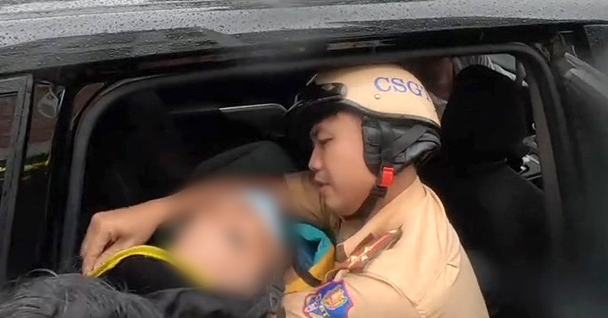 CSGT TP.HCM 'đội mưa' dẫn đường đưa tài xế xe ôm công nghệ bị đột quỵ đi cấp cứu
