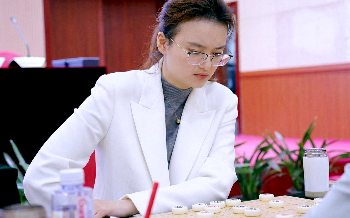 Nữ kỳ thủ xinh đẹp thắng sốc nhà vô địch cờ tướng Trung Quốc
