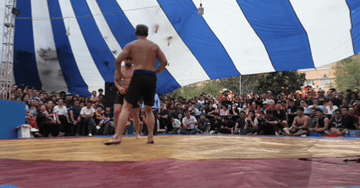 Đô vật Zakhar Dzmitrychenk 94kg khuấy động hội vật làng Triều Khúc