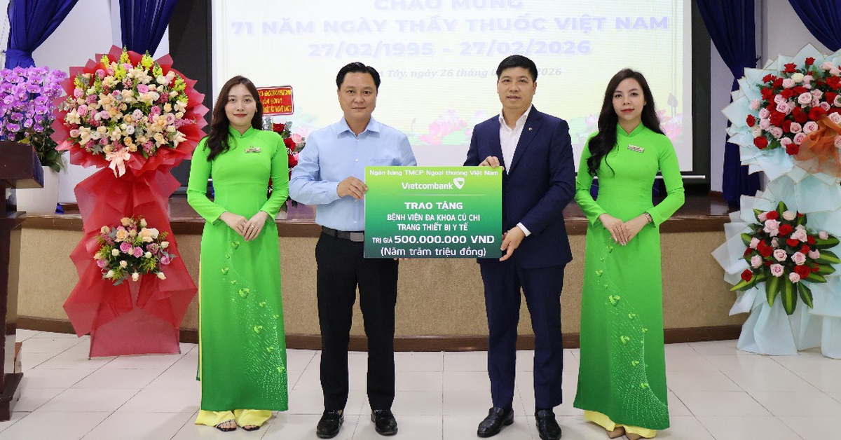 Vietcombank trao 1 tỉ đồng thiết bị y tế, tặng 200 suất quà tại Hóc Môn - Củ Chi