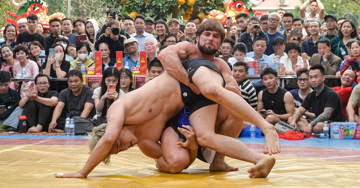 Đô vật Zakhar Dzmitrychenk 94kg khuấy động hội vật làng Triều Khúc