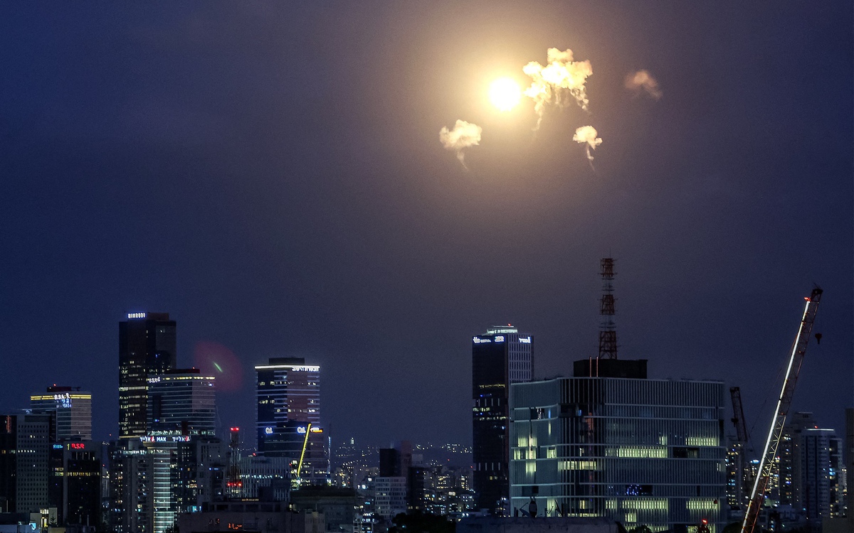 Israel phát động cuộc tấn công mới vào Iran, Iran phóng tên lửa đáp trả