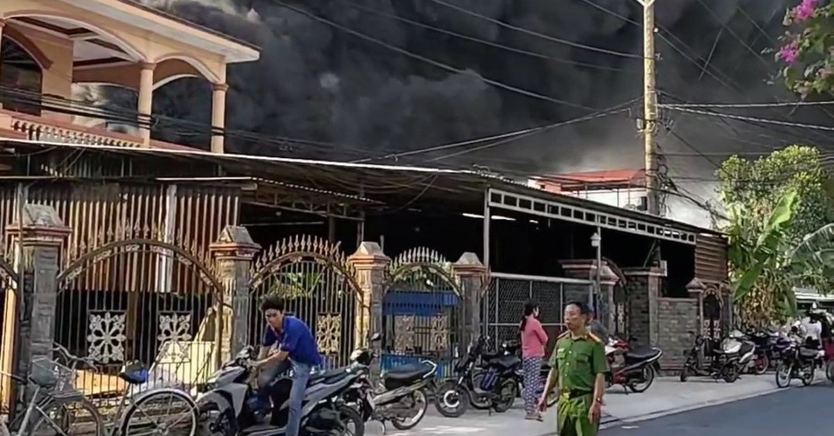 Cháy lớn kho chứa nệm ở xã Củ Chi