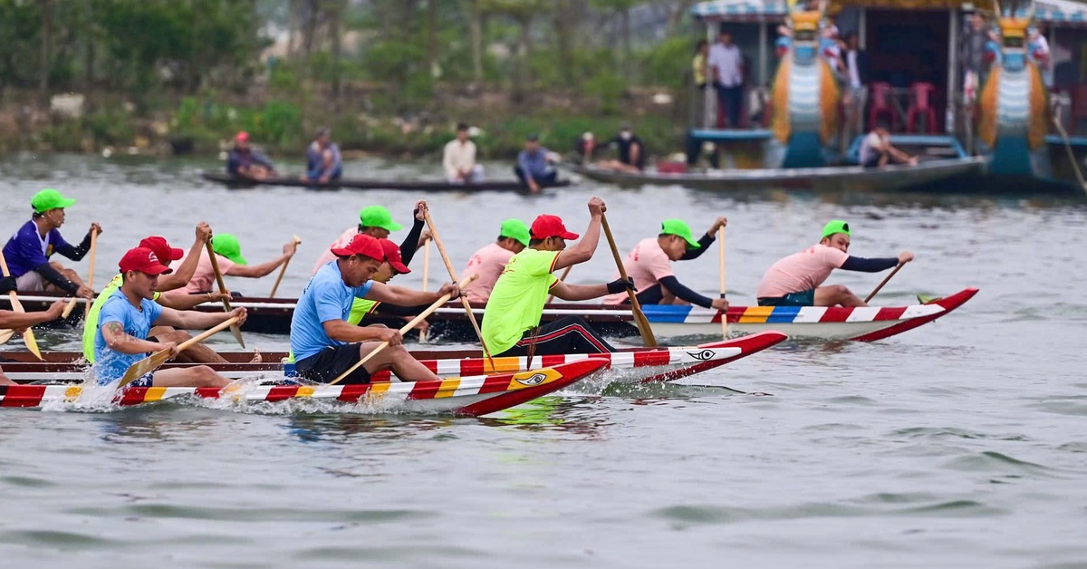 Lật thuyền chở người đi xem đua ghe ở Huế, mẹ và con 3 tuổi chết thương tâm