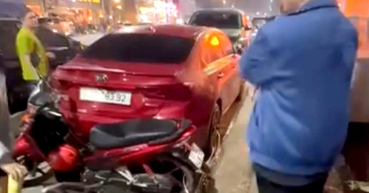 Triệu tập người phụ nữ khóa bánh ô tô đỗ ở lề đường